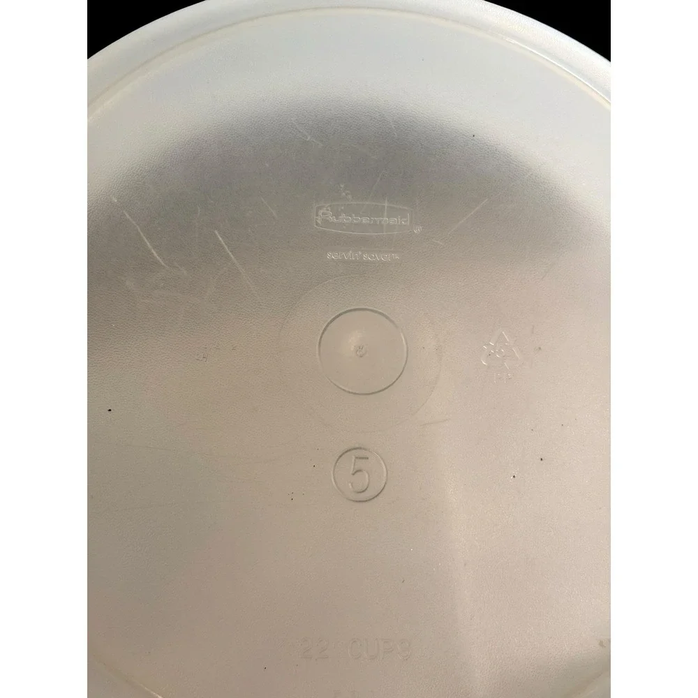 Rubbermaid Servin' Saver # 5 22 Cup Almond Lid Storage Container Round Large
